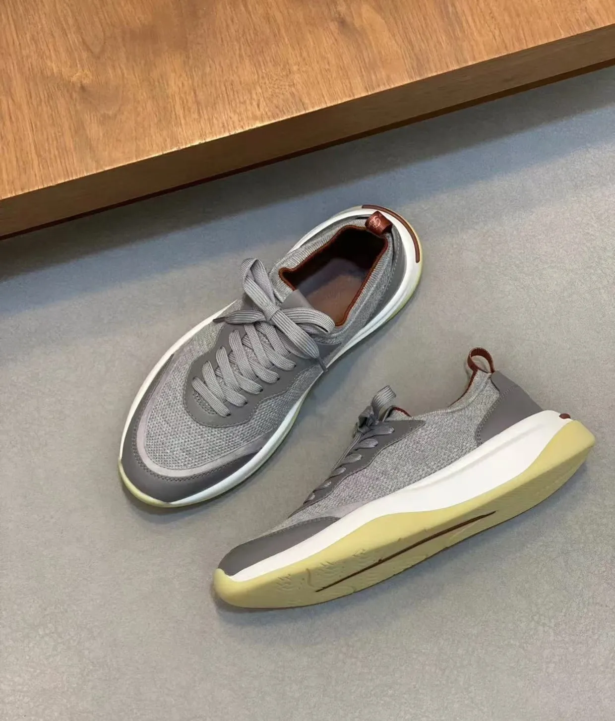 Factory price: 500💰Loro men's shoes💰iana/nuoyoupiana 410 L men's shoes💰 Walk Wish men's sneakers. This sneaker redefines the iconic 360 L men's shoes from a modern perspective💰, using a new shape and a wider silhouette design to create an extraordinary comfortable wearing experience. The ultra-light sole creates a charming modern aesthetic, with a classic slip-on construction and extra laces to wrap your foot for comfort. Smooth calfskin and wool pique knit uppers are paired with a combination suede calfskin lining and logo calfskin foot pads for ultimate comfort and breathability. The toe is inlaid with soft suede embellishments, the heel has contrasting line details, and is matched with an EVA foam and rubber outsole. The upper foot is light, soft and shock-absorbing, making it suitable for daily wear in all seasons. Comes with a full set of original packaging and complete information! Size: 39-44 (45, 46 can be customized)